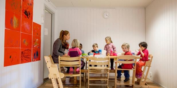 En gruppe barn som sitter rundt et bord. Foto.