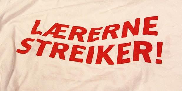 Bilde av t-skjorte med skrift "Lærerne streiker" trykket på.