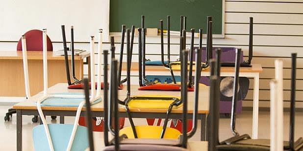 Tomt klasserom med stoler