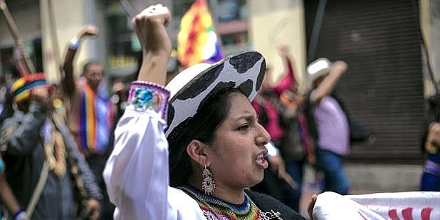 Kvinne fra Saraguro i Ecuador som demonstrerer. Foto.