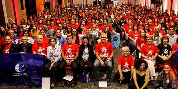 Bildet viser deltagerne på et møte for lærerorganisasjoner i Latin-Amerika. Foto.