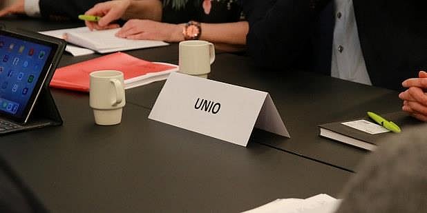 Bilde av et bord med et bordkort hvor det står Unio på.