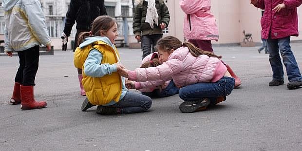 To jenter leker i skolegård