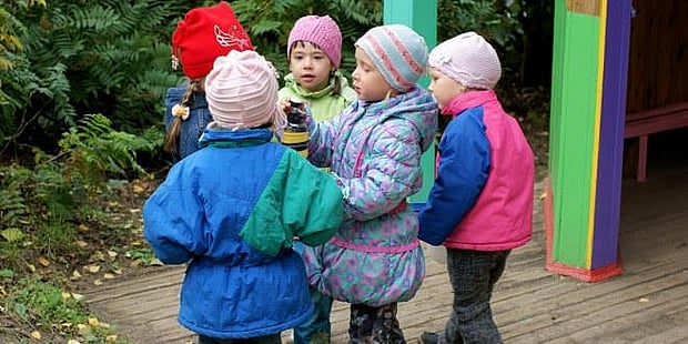 En gruppe barn som står i en sirkel. Foto. 