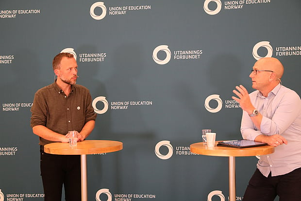 SV leder Audun Lysbakken står i en debattsetting med Steffen Handal, leder av Utdanningsforbundet