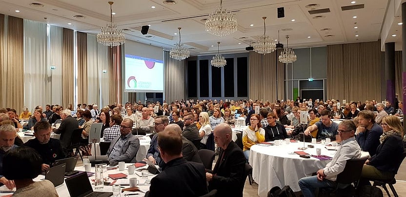 Bilde fra fylkesstyremøtet i Utdanningsforbundet Trøndelag i 2019. Representanter sitter rundt flere bord i en stor konferansesal. FOTO.