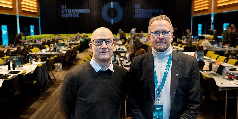 Her er avtroppende leder, Steffen Handal, og påtroppende leder, Geir Røsvoll, avbildet i møtesalen under en pause i årets landsmøte. 