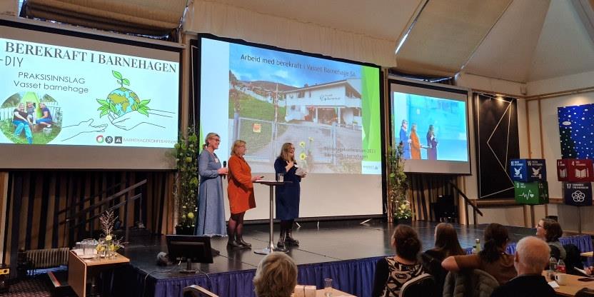 Tre kvinner på en scene presenterer arbeid med bærekraft i Vasset barnehage. Foto.