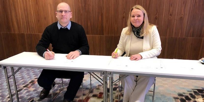 Fra signering av ny Hovedavtale i KS, 25.01.2022. Til venstre Utdanningsforbundets leder Steffen Handal og til høyre Hege Mygland fra KS.