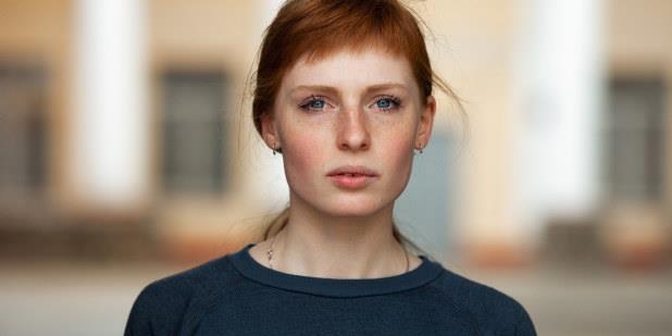 Ung kvinne med rødt hår