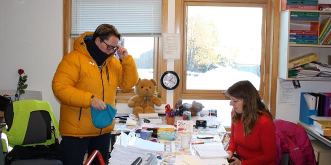 Bilde av Lisa H. Bellika (til venstre) på kontoret sammen med en kollega. Foto. 
