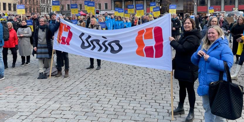 Personer fra UDF Oslo med Unio banner på Youngstorget. Foto.