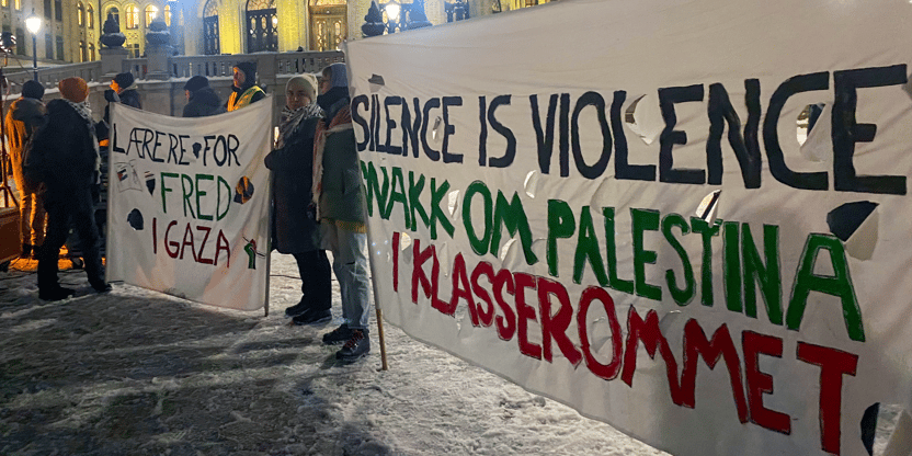 Demonstrasjonsdeltakere med bannere med teksten "Lærere for fred i Gaza" og Silence is violence, snakk om Palestina i klasserommet" Bildet er fra demonstrasjon 8. januar 2025 - "Stop the scholasticide".