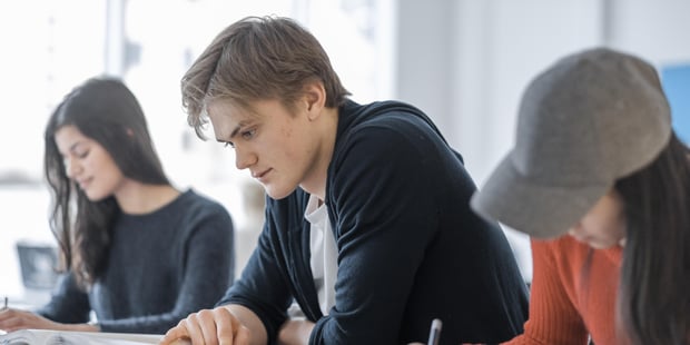 Ullern videregående skole, allmennfaglig/studieforberedende, klasserom med elever, fokus på tre elever