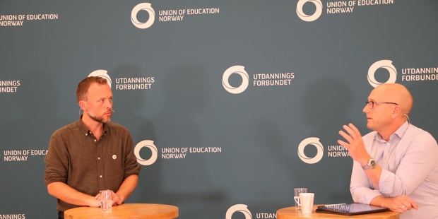 SV leder Audun Lysbakken står i en debattsetting med Steffen Handal, leder av Utdanningsforbundet