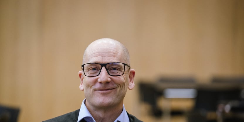 Bildet viser en smilende Steffen Handal, med briller.