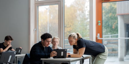 Bildene viser elever på Eineåsen ungdomsskole 2024. Her får to elever hjelp av lærer med en oppgave på ipad .