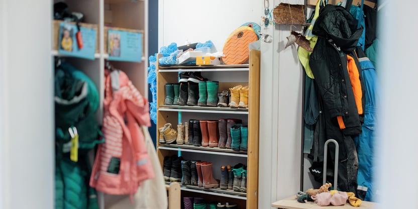 Foto av klesstativ i barnehagegarderobe