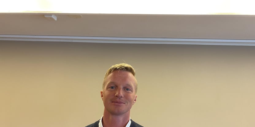 Portrettfoto av mann i halvfigur