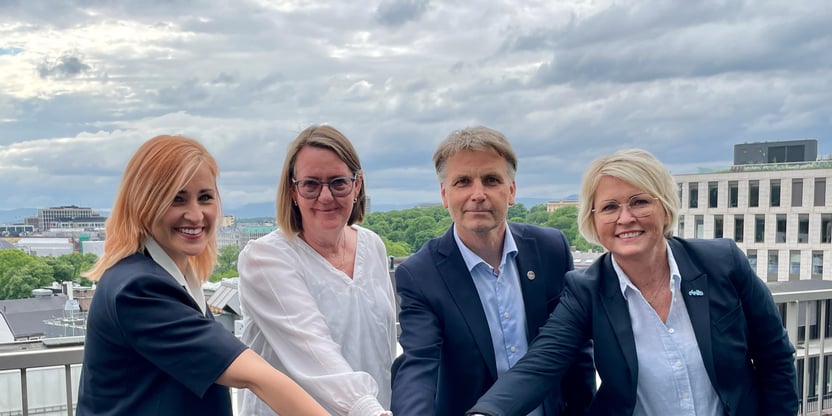 Fra venstre: Ann Mari Milo Lorentzen (Utdanningsforbundet), Anne Green Nilsen (Fagforbundet), Jørn-Tommy Schjelderup (PBL) og Marit Solheim (Delta) tar hverandre i hånda.