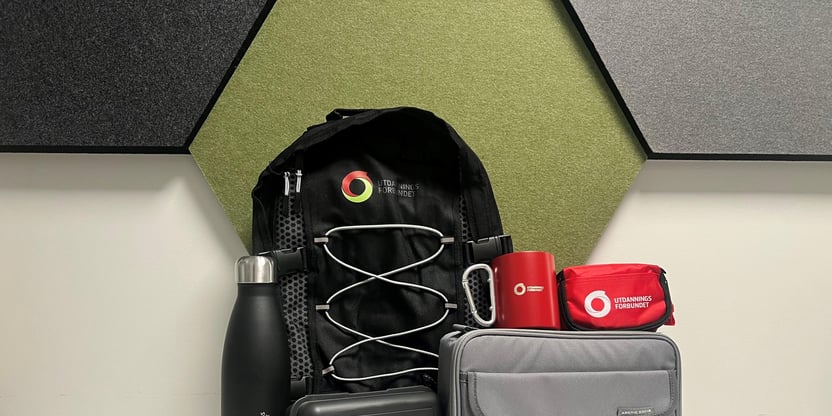 Logoprodukter som sekk, termoflaske, matboks, kjølebag og kopp.