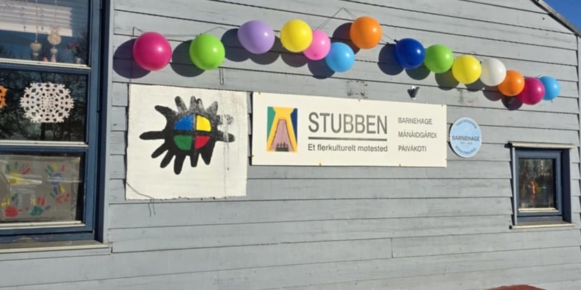 Bilde av vegg pyntet mad ballonger. På et stor skilt står det Stubben bhg.