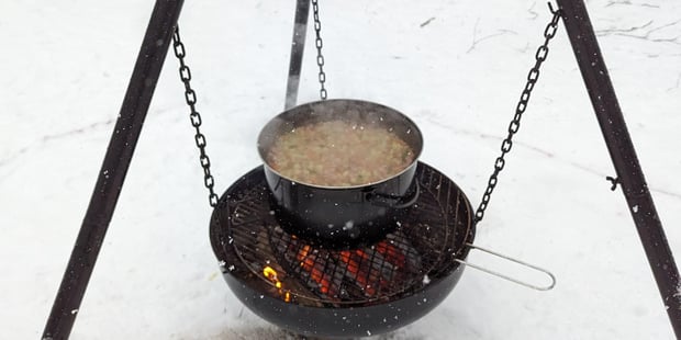 Bilde av bidos som blir kokt over bål