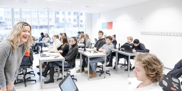 Foto av elever eller studenter i klasserom.