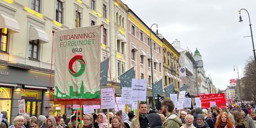 Marianne Lange Krogh bærer fane 8. mars 2025