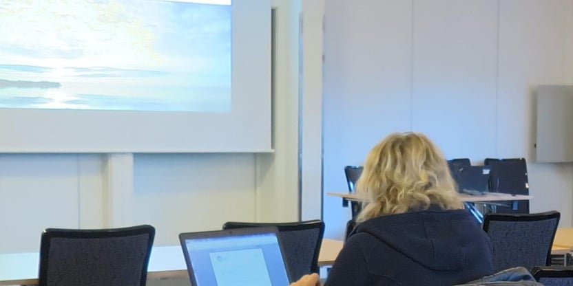 Vi ser en kursdeltaker bakfra som sitter ved PC.