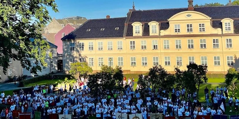 Mellom 400 og 500 lærere stilte opp på gårdagens streikemarkering i Rådhusparken i Trondheim. Foto: Erling Moe