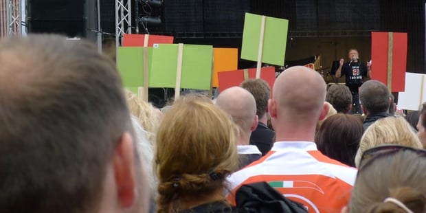 Demonstranter som lytter til appell avbildet bakfra. Foto.