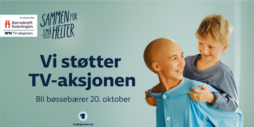 Bilde av to barn. Det ene barnet  bærer det andre barnet på ryggen.  Barna ser på hverandre og smiler. Barnet som bærer har skallet hode og sykehusskjorte. Øverst til venstre er logoen til barnekreftforeningen og årets TV-aksjon, med slagordet "sammen for små helter" og "bli bøssebører søndag 20. oktober