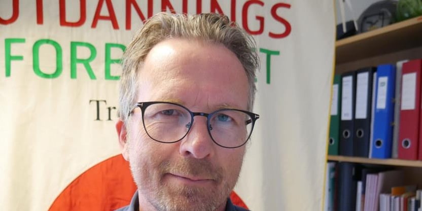 Geir Røsvoll, fylkesleder i Trøndelag, Utdanningsforbundet Trøndelags fane i bakgrunnen. Foto.