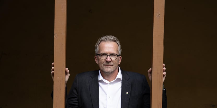 Foto av Geir Røsvoll mellom to søyler