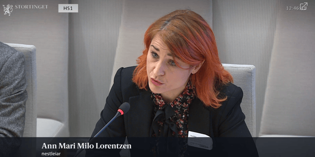Bildet viser nestleder Ann Mari Milo Lorentzen under (høring)komitébehandling av Stortingsmelding 6 (2023-2024) – Et forbedret pensjonssystem med styrket sosial profil.