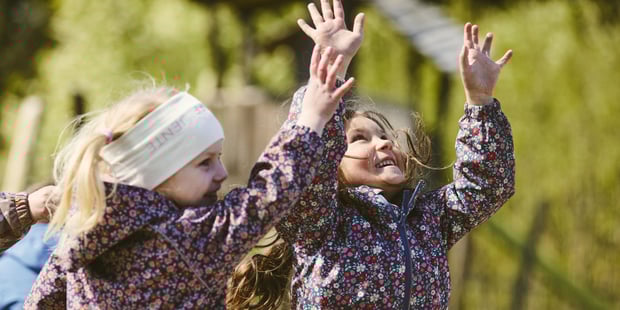 Bilder av barn og elever i Bruslettarnehage og Frogner skole. Barn i lek i barnehage og elever i klasserom og skolegård.