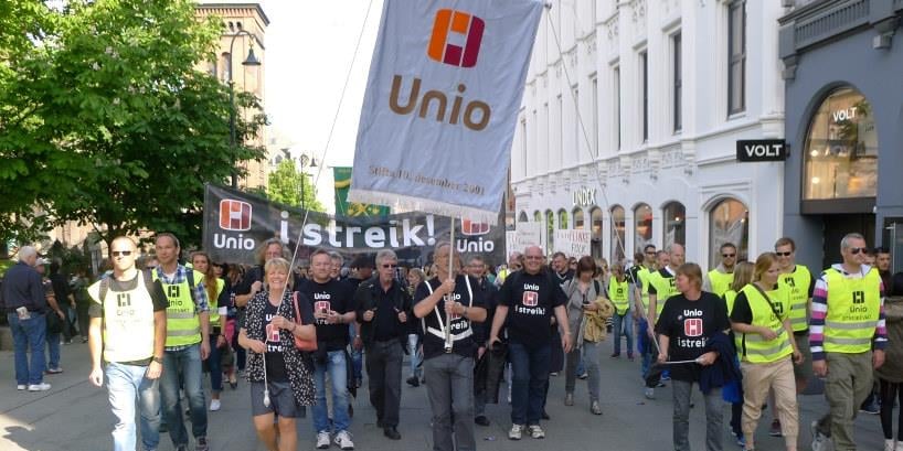 Bilde av en UNIO streik med tog som masjerer. 