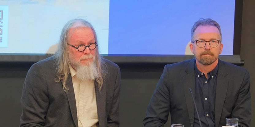 Bilde av to av debattdeltakerne, Eldar Taraldsen og Geir Røsvoll, tatt mens debatten pågikk. FOTO.