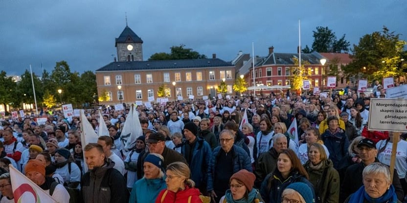 Stor forsamling av mennesker med skjorter med slagord og plakater for å markere lærerstreiken på Trondheim Torg. Foto.