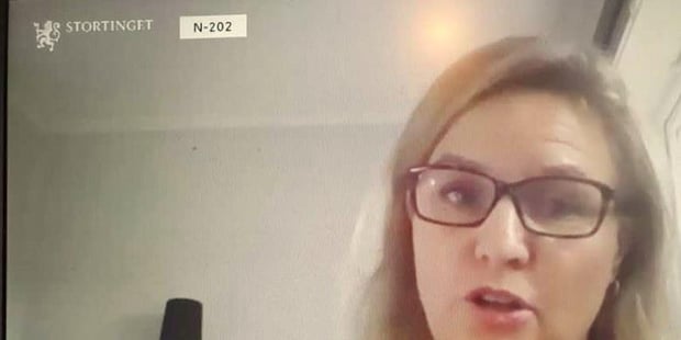 Bilde av Turid Øfsti, medlem av Sentralstyret i Utdanningsforbundet, tatt under et innlegg hun hadde under en høring i Stortinget.