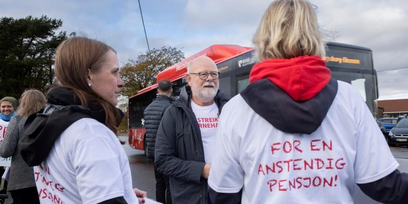Nestleder i Utdanningsforbundet og forhandlingsleder Terje Skyvulstad besøker streikende i PBL-barnehagen Store Tune gård. Vi ser streikende med T-skjorte: For en anstendig pensjon.