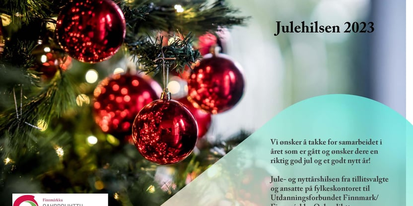 Bilde av røde julekuler på et et juletre med lys. Julehilsen skrevet på fane søm krysser bilde diagonalt. 