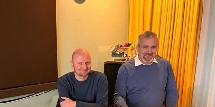 Bilde av to av foreleserne på TV-3 kurset. Fra venstre Tom Henry Elvedal-Johansen, kontaktperson grunnskole og Leif Pedersen, Nestleder. Begge sittende ved et bord med laptoper foran seg.