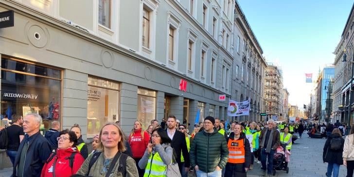 Streikemarkering i Oslo, bilde av toget i Oslos gater