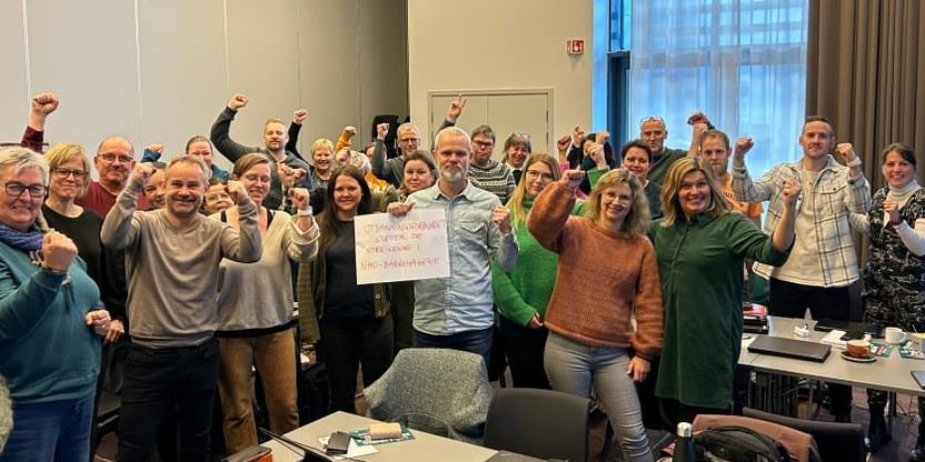Bilde fra kurs, lokallagsstyremedlemmer viser sin støtte til streiken. Samling mennesker med en plakat i midten med teksten "Utdanningsforbundet Trøndelag støtter de streikende i NHO-barnehagene". FOTO.