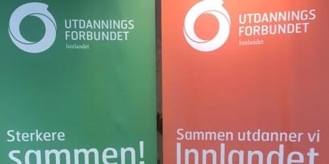 Bilde av to rollup. Grønn har Udf Innlandet logo og "Sterkere sammen" som slagord, oransje har Udf Innlandet logo og "Sammen utdanner vi Innlandet" som slagord