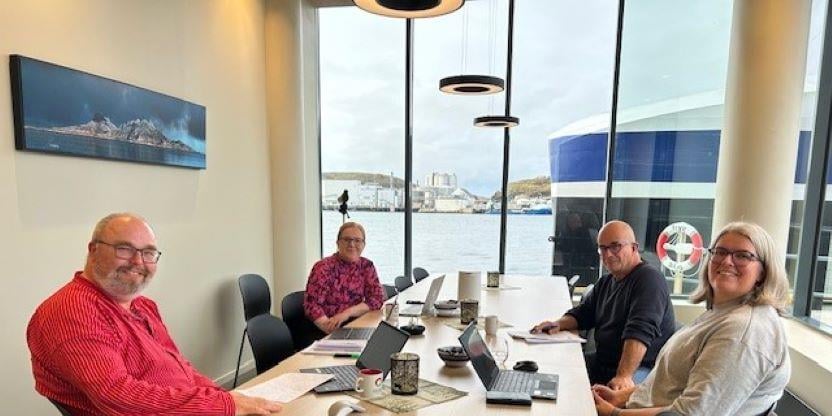 Bildet viser Viggo Albertsen, Elisabeth Tobiassen og representanter fra Nordland SV.