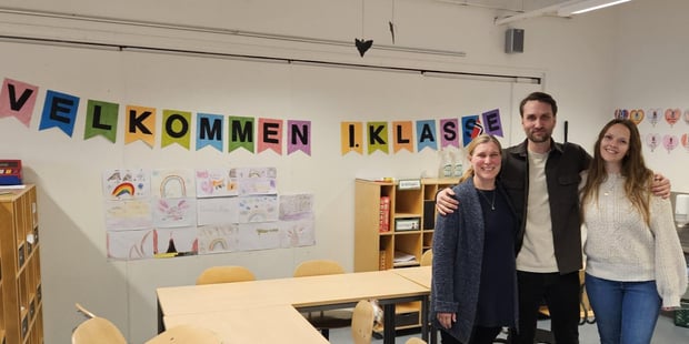 Kontaktlærere i første klasse ved Eik skole står i et klasserom. Foto.