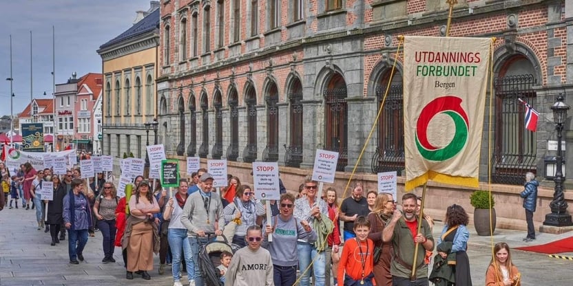 Fotograf Dave Watson: 1. mai-tog med UDF Bergens fane